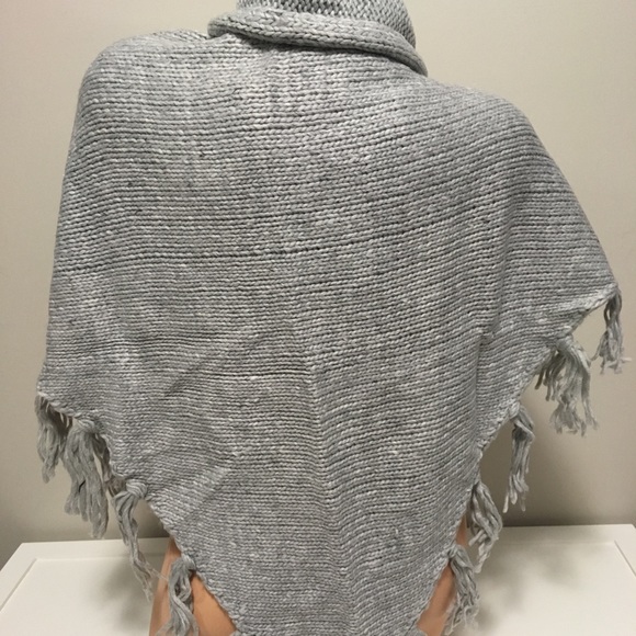 🆕GUESS - GREY FRINGE TRIANGLE SCARF / SHAWL - NWT - Picture 6 of 8